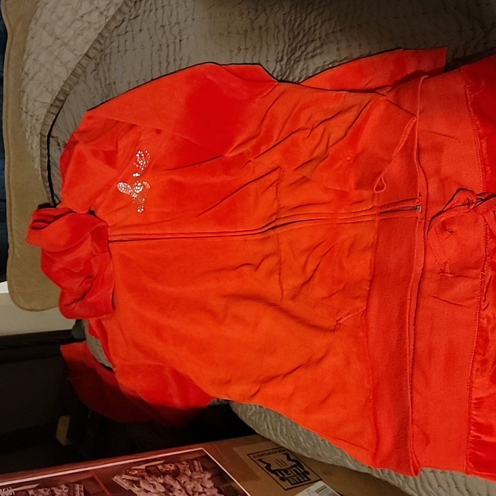 Red sweat suit pants are xl Hoodia is xxl